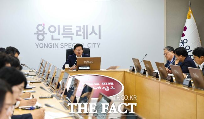 15일 용인시청에서 이상일 용인시장 주재로 간부회의가 열린 가운데 용인 르네상스 2.0 추진단 회의가 열리고 있다. /용인시