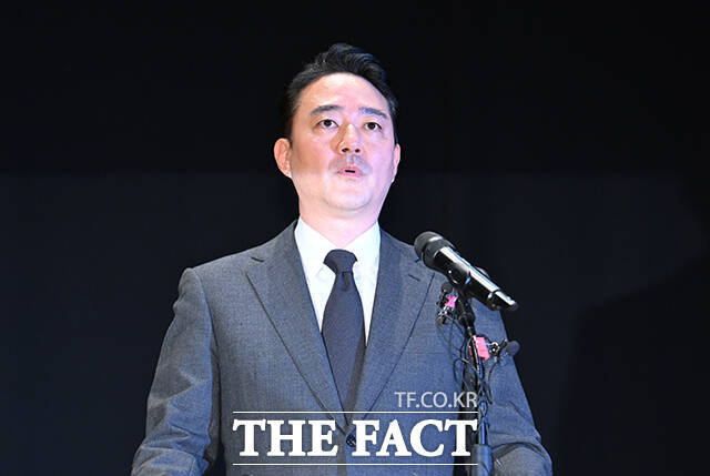 홍정도 중앙그룹 부회장이 15일 오후 서울 마포구 중앙일보빌딩에서 기자회견을 열고 고개를 숙이고 있다. /박헌우 기자