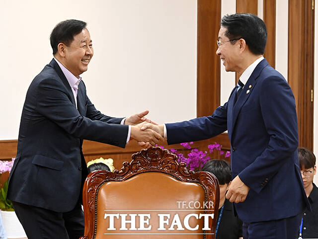 조정식 국회의장이 15일 오후 서울 여의도 국회에서 구윤철 경제부총리 겸 재정경제부 장관(왼쪽)을 접견하며 기념사진 촬영을 하고 있다. /국회=배정한 기자
