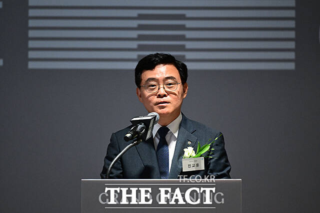 진교훈 강서구청장은 서울 자치구 역사상 민선 구청장 선출 이래 처음으로 경찰 출신 재선 구청장이다. 사진은 지난해 6월 오전 서울 강서구 마곡동 원그로브에서 열린 개점 기념행사에서 진 구청장이 축사를 하고 있는 모습. /남윤호 기자