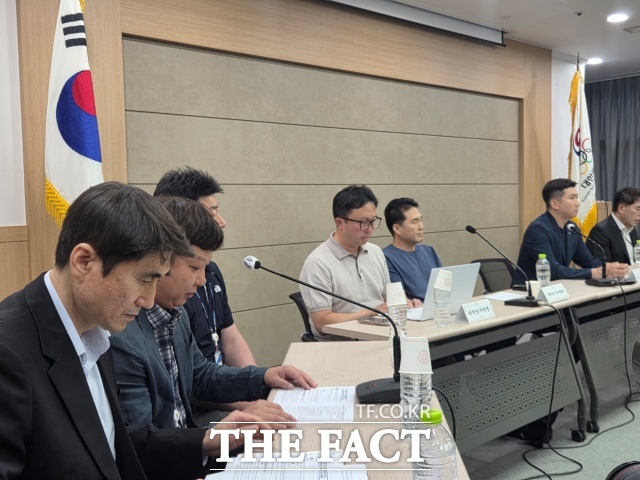 대한체육회와 6·3 지방선거 당시 개표소로 사용된 핸드볼경기장에 입주한 당구·펜싱·핸드볼 등 9개 체육단체는 15일 서울 송파구 서울올림픽파크텔에서 기자회견을 열고