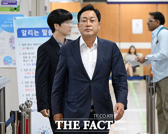 양평 공흥지구 특혜 의혹을 받는 김건희 씨 오빠 김진우 씨(왼쪽)와 당시 양평군수였던 김선교 국민의힘 의원이 15일 서울 서초구 서울중앙지방법원에서 열린 공판에 출석하고 있다. /남윤호 기자