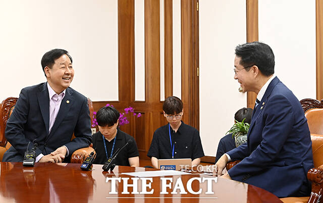 조정식 국회의장이 15일 오후 서울 여의도 국회에서 구윤철 경제부총리 겸 재정경제부 장관(왼쪽)을 접견하며 기념사진 촬영을 하고 있다. /국회=배정한 기자