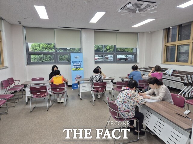 광주시 남구 노인복지관에서 고령 주민을 대상으로 상담을 진행하고 있다. /광주시 남구