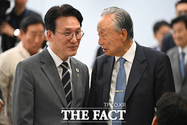 이날 김민석 국무총리(왼쪽)가 기념식에 앞서 참석해 권노갑 김대중재단 이사장과 대화하고 있다.