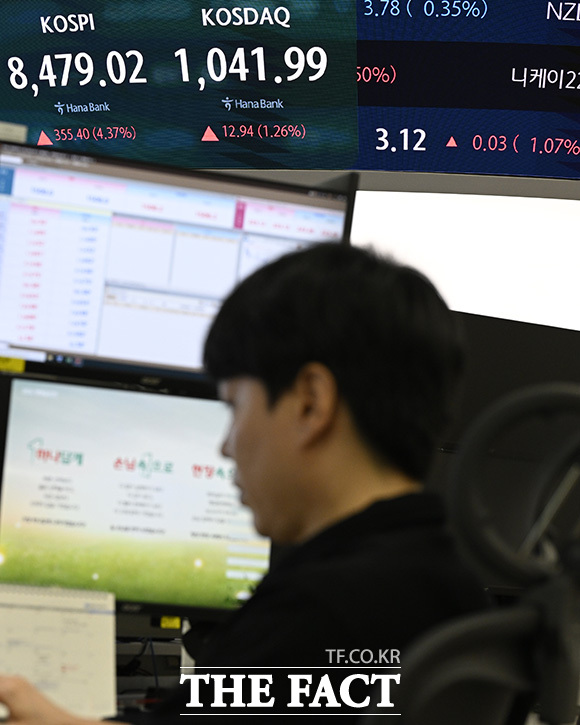 하나은행 본점 딜링룸에서 관계자가 거래를 하고 있다.