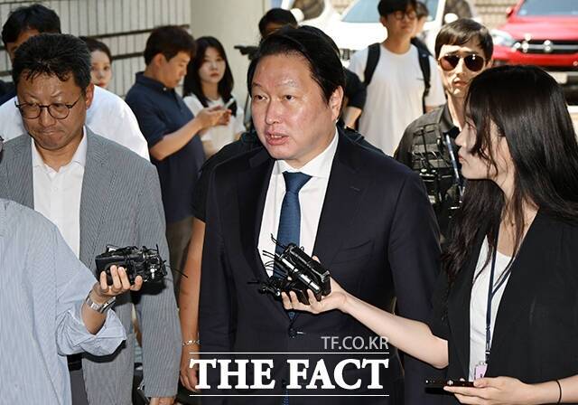최태원 SK그룹 회장이 법원 내부로 들어가고 있다. /임영무 기자