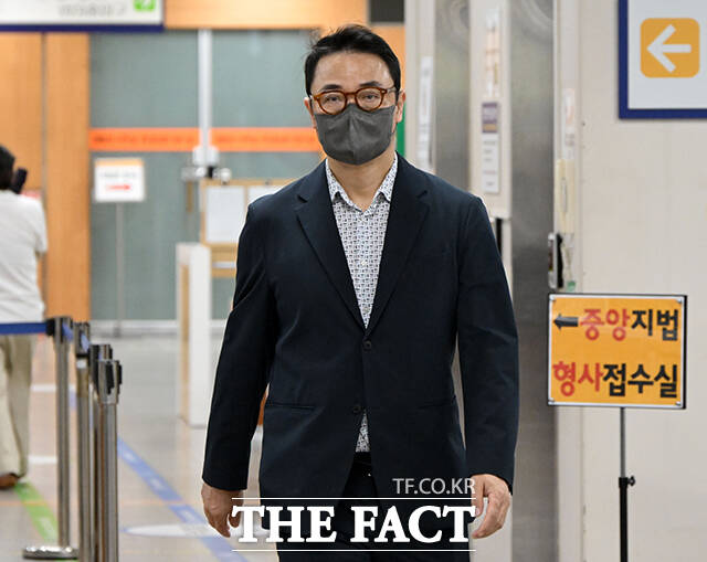 양평 공흥지구 특혜 의혹을 받는 김건희 씨 오빠 김진우 씨(왼쪽)와 당시 양평군수였던 김선교 국민의힘 의원이 15일 서울 서초구 서울중앙지방법원에서 열린 공판에 출석하고 있다. /남윤호 기자