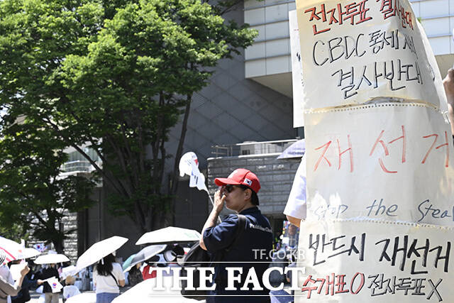 시위 참가자가 핸드볼경기장 출입구를 지키고 있다.