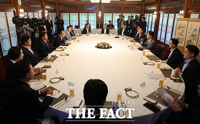 김민석 국무총리가 15일 오후 서울 종로구 국무총리 공관에서 열린 국토대전환 관련 광역단체장 당선자 간담회에 참석해 모두발언을 하고 있다. /임영무 기자