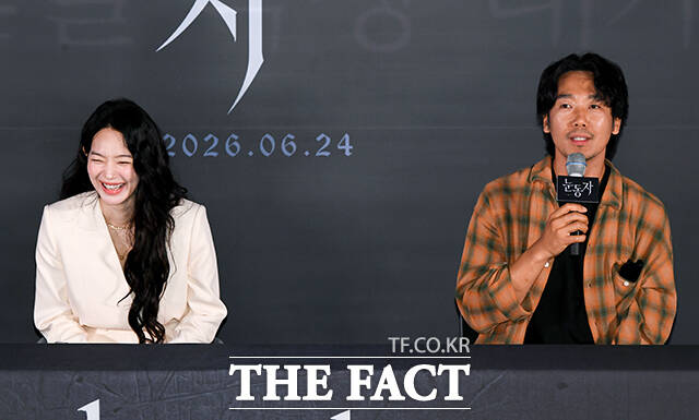 김남희(오른쪽)의 발언에 웃음 터진 신민아.