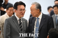 권노갑 이사장과 대화하는 김민석 국무총리 [포토]