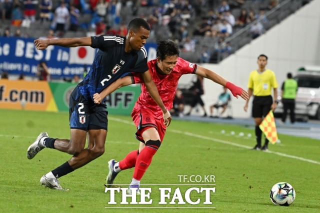 2025년 7월 용인에서 한일전으로 열린 동아시아축구연맹(EAFF) E-1 챔피언십 경기에서 이태석(오른쪽)이 상대선수와 볼다툼을 하고 있다./ 더팩트DB