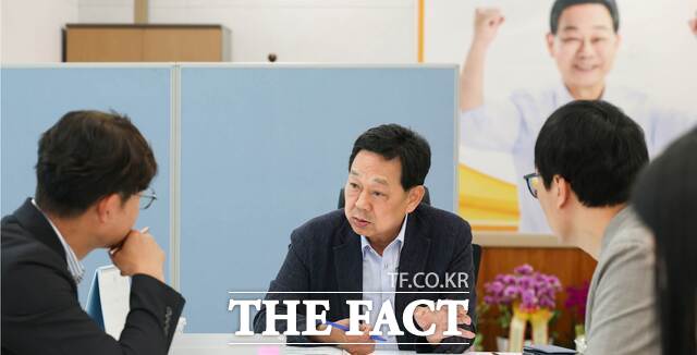 전화식 성주군수 당선인이 민선9기 출범을 앞두고 열린 업무보고회에서 군정 현안과 공약 이행 방안을 보고받으며 실행계획을 점검하고 있다. /전화식 당선인 사무실