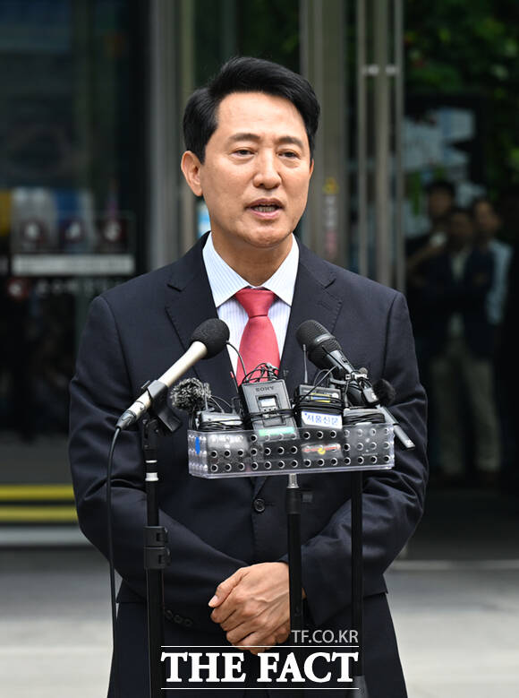 사진은 오세훈 서울시장이 지난 4일 제9회 전국동시지방선거에서 서울시장으로 당선된 후 서울시청으로 출근하며 소감을 밝히고 있는 모습. /이새롬 기자