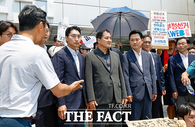 장동혁 국민의힘 대표가 16일 오후 '6·3 지방선거 투표용지 부족 사태'로 봉쇄 시위를 하고 있는 서울 송파구 올림픽공원 핸드볼경기장을 찾아 발언하고 있다. /서예원 기자