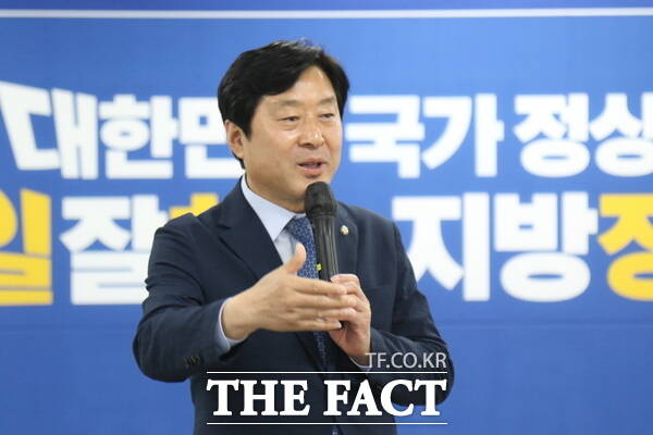 황명선 민주당 최고위원이 16일 열린 6·3 지방선거 당선자 워크숍에서 인사말을 하고 있다. /정예준 기자
