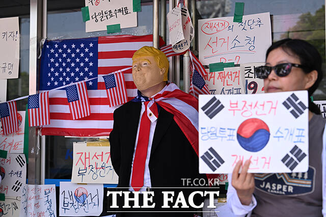 6·3 지방선거 ‘투표용지 부족 사태’로 12일째 잠실 개표소 봉쇄 시위가 이어지고 있는 16일 오후 서울 송파구 올림픽공원 핸드볼경기장 앞에서 시위대가 애국가를 부르고 있다. /서예원 기자