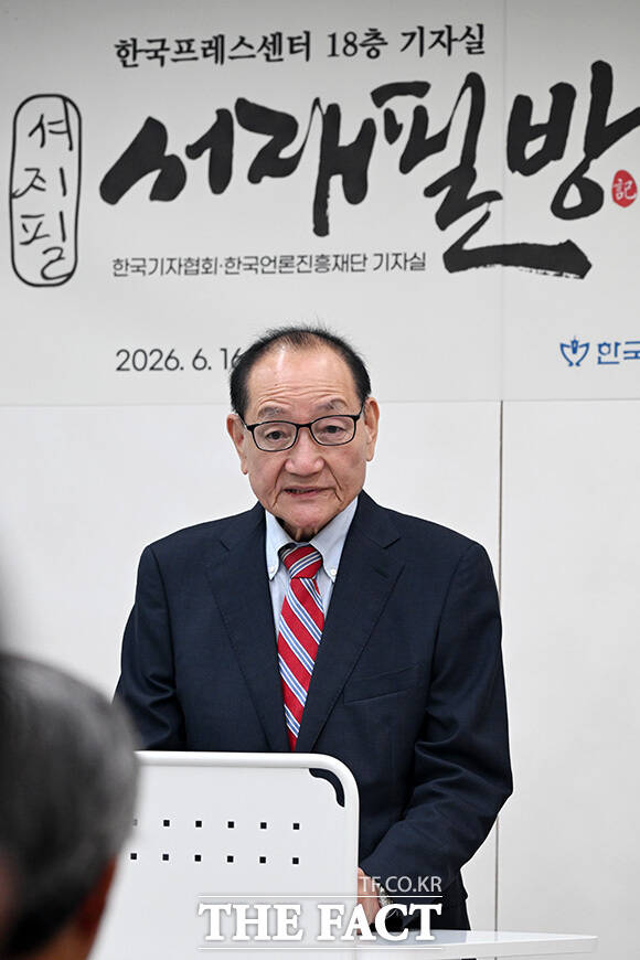 인사말 하는 김효재 한국언론진흥재단 이사장.