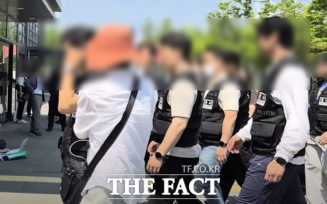 16일 서울 송파 올림픽공원에서 집회에 참가한 한 유튜버가 경찰들에게 관등성명을 반복적으로 요구하고 있다. /서울 올림픽공원=오승혁 기자