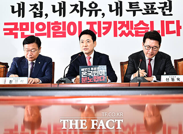 국민의힘 소장·개혁파 의원 모임인 '대안과 미래'가 지도부의 선거 소청 제기 결정과 관련해 소청 접수 전 의원총회를 소집해 당내 의견을 수렴할 것을 촉구했다. 사진은 장동혁 국민의힘 대표가 15일 오전 서울 여의도 국회에서 열린 최고위원회에 참석해 모두발언을 하고 있는 모습. /배정한 기자