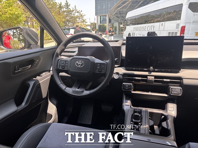 올 뉴 RAV4 실내. 12.3인치 디지털 계기판과 12.9인치 센터 디스플레이를 적용하고 전자식 변속 시스템을 탑재했다. /황지향 기자
