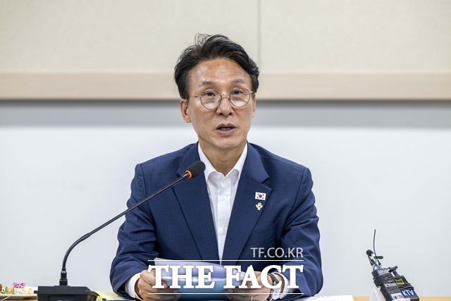 김민석 국무총리는 16일 전남 나주시 빛가람복합문화체육센터에서 열린 전남광주통합특별시 출범준비 관계기관 간담회에서 “전남광주통합특별시의 성공적인 출범은 통합을 희망하는 대한민국 다른 지역의 본보기가 될 것이고, 우리 정부의 지역 혁신 성과를 가늠하는 중요한 지표가 될 것”이라고 밝혔다. /뉴시스