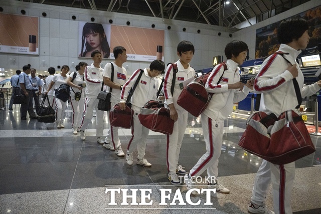 러시아가 북한과의 태권도 교류 확대를 위해 신규 훈련시설인 '태권도의 집' 조성을 추진한다. 사진은 2023년 8월 18일 중국 베이징 공항에서북한 여자 태권도 선수단이 항공기 탑승 수속을 마친 모습. /AP. 뉴시스.