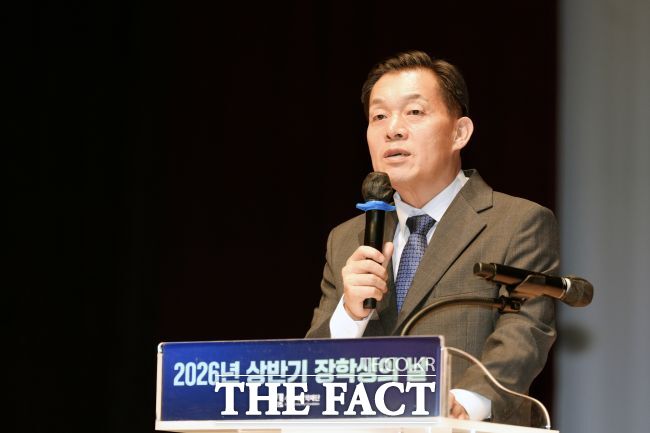 15일 수원문화원 빛누리아트홀에서 열린 올해 상반기 장학금 수여식에서 이재준 시장이 발언하고 있다. /수원시