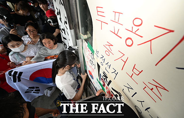 ‘6·3 지방선거 투표용지 부족 사태’로 봉쇄 시위가 이어지는 16일 오후 서울 송파구 올림픽공원 핸드볼경기장에서 한 시위 참가자가 대한체육회 등 입주 단체 관계자들의 진입을 막아서고 있다. /박헌우 기자