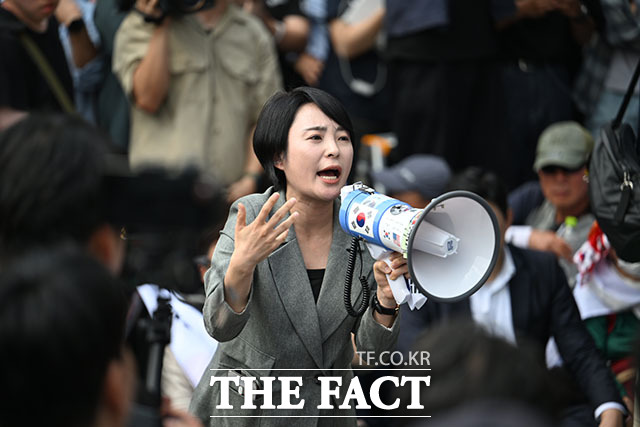 손수조 국민의힘 미디어대변인이 16일 오후 ‘6·3 지방선거 투표용지 부족 사태’로 봉쇄 시위를 하고 있는 서울 송파구 올림픽공원 핸드볼경기장을 찾아 시위대에 착석을 요청하고 있다. /박헌우 기자