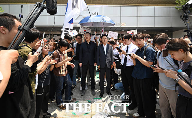 6·3 전국동시지방선거 '투표용지 부족 사태'로 잠실 개표소 봉쇄 시위가 이어지고 있는 16일 오후 장동혁 국민의힘 대표가 서울 송파구 올림픽공원 핸드볼경기장 개표소 앞에 앉아 있다. /박헌우 기자