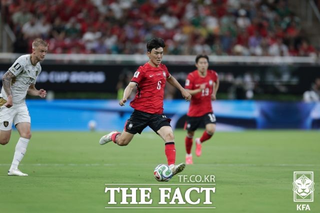 한국축구대표팀 황인범이 지난 12일 열린 체코와의 2026북중미월드컵 A조 조별리그 1차전에서 상대진영으로 볼을 몰고들어가고 있다./ 과달라하라(멕시코)=KFA