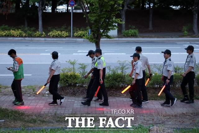 광주시 광산구가 첨단2동 일원에서 광산경찰서, 광산구 자율방범연합대와 함께 합동 야간 순찰을 진행하고 있다. /광주 광산구