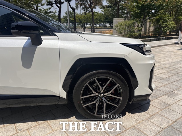 올 뉴 RAV4 PHEV GR 스포츠의 전용 20인치 휠과 휠 아치 디자인. /황지향 기자