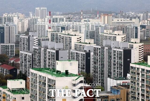16일 경매업계에 따르면 지난 11일 서울남부지방법원에서 진행된 서울 영등포구 영등포동 영등포아트자이 전용면적 144㎡ 경매에서 한 응찰자가 172억9600만원을 써내 최고가에 낙찰됐다. 이는 감정가의 9.2배에 해당하는 금액이다. /뉴시스