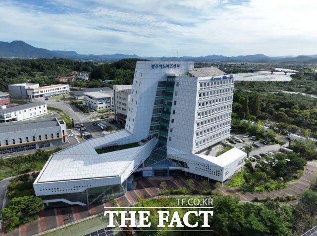 광주노동청 일부 부서가 이전한 광주 첨단지구 광주이노비즈센터. /뉴시스
