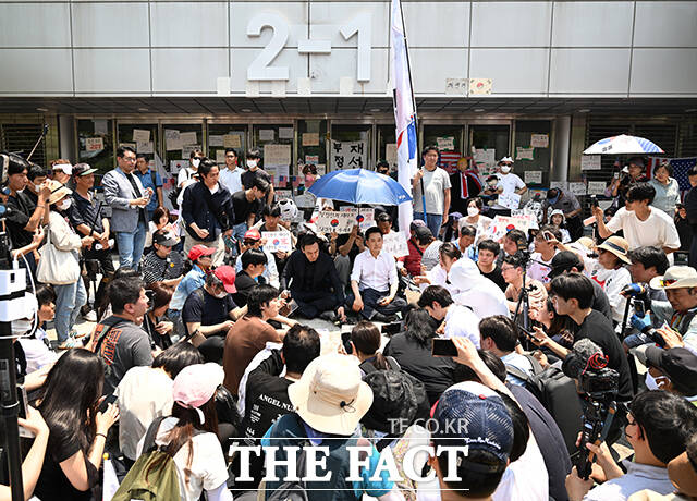 6·3 전국동시지방선거 '투표용지 부족 사태'로 잠실 개표소 봉쇄 시위가 이어지고 있는 16일 오후 장동혁 국민의힘 대표가 서울 송파구 올림픽공원 핸드볼경기장 개표소 앞에 앉아 있다. /박헌우 기자