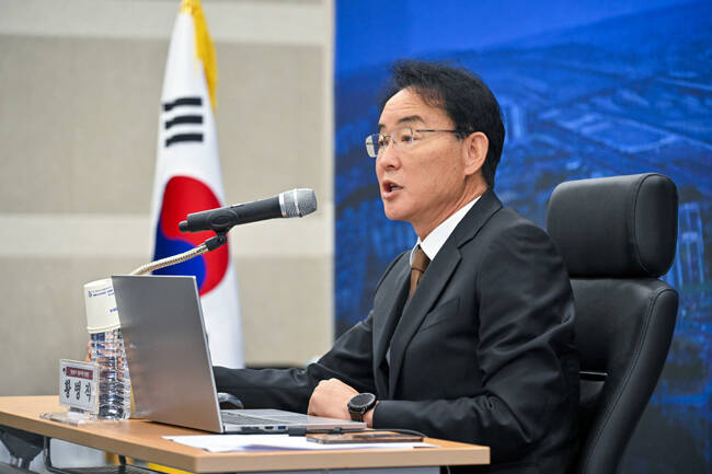 황병직 영주시장 당선인이 인수위 출범식에서 시민을 위한 영주시를 만들겠다는 포부를 밝히고 있다. /인수위원회