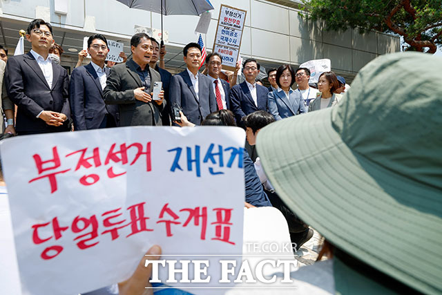 장동혁 국민의힘 대표가 16일 오후 '6·3 지방선거 투표용지 부족 사태'로 봉쇄 시위를 하고 있는 서울 송파구 올림픽공원 핸드볼경기장을 찾아 발언하고 있다. /서예원 기자