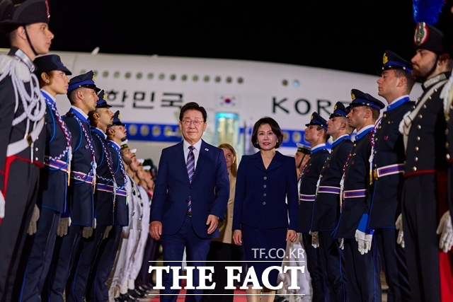 이재명 대통령과 영부인 김혜경 여사가 10일(현지시간) 이탈리아 로마의 다빈치 국제공항에 도착해 공군1호기에서 내려 이동하고 있다. /청와대