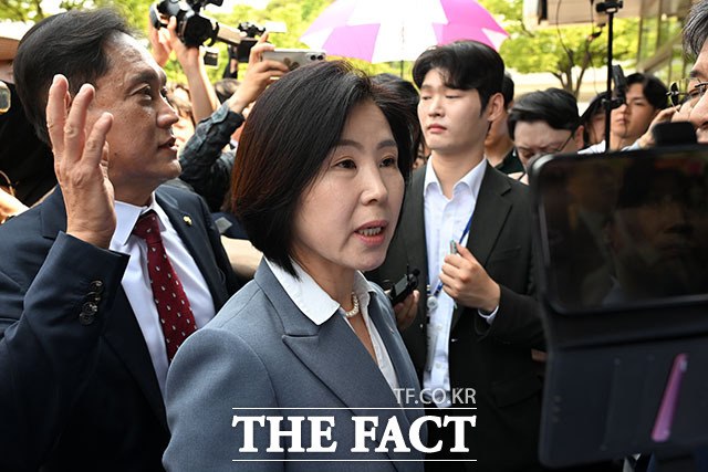 김미애 국민의힘 의원이 16일 오전 서울 송파구 올림픽공원 핸드볼경기장에 마련된 6·3 지방선거 개표소를 방문하고 있다. /서예원 기자