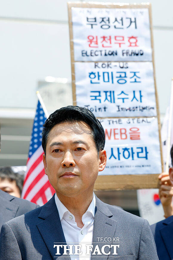 장동혁 국민의힘 대표가 16일 오후 '6·3 지방선거 투표용지 부족 사태'로 봉쇄 시위를 하고 있는 서울 송파구 올림픽공원 핸드볼경기장을 찾아 발언하고 있다. /서예원 기자