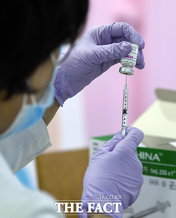미국과 이란이 종전에 합의하면서 국내 제약바이오 업계에도 공급망 불확실성 해소에 대한 기대감이 나온다. 의료 현장에서 필수적으로 쓰이는 수액백, 주사기, 의약품 용기, 포장재 등은 중동 의존도가 높은 '나프타'를 원료로 하기 때문이다. /더팩트 DB