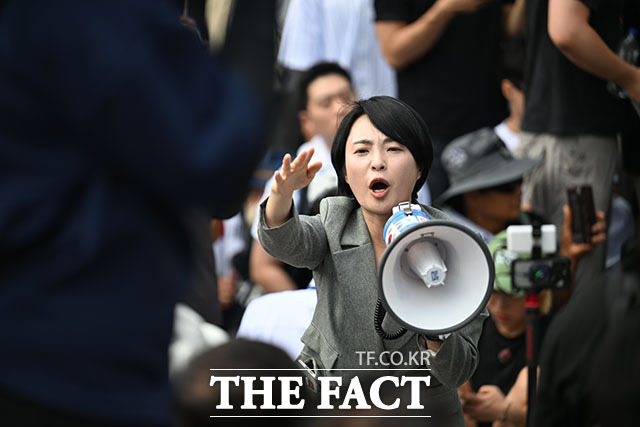 손수조 국민의힘 미디어대변인이 16일 오후 ‘6·3 지방선거 투표용지 부족 사태’로 봉쇄 시위를 하고 있는 서울 송파구 올림픽공원 핸드볼경기장을 찾아 시위대에 착석을 요청하고 있다. /박헌우 기자