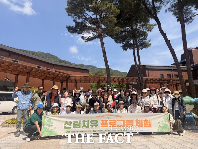 16일 전북대학교병원이 암생존자 주간을 맞아 산림 치유 프로그램 체험 행사를 연 가운데 참가자들이 기념사진을 촬영하고 있다. /전북대병원