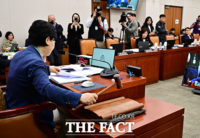 이재명 대통령 공소취소 논란과 주요 정치인들의 법사위 배치 가능성이 거론되면서 후반기 법사위가 여야 공방의 핵심 무대로 떠오르고 있다. 사진은 서영교 법사위원장이 지난달 6일 오전 서울 여의도 국회에서 열린 법제사법위원회 전체회의에 참석해 안건을 상정하고 있는 모습. /배정한 기자