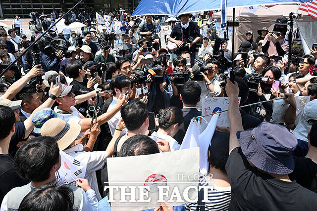 6·3 지방선거 ‘투표용지 부족 사태’로 12일째 잠실 개표소 봉쇄 시위가 이어지고 있는 16일 오후 서울 송파구 올림픽공원 핸드볼경기장 앞에서 시위대가 애국가를 부르고 있다. /서예원 기자