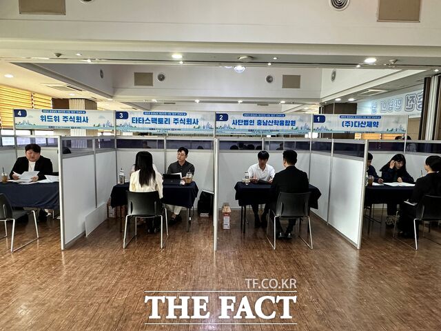 지난해 '충남도 청년인턴 사업 충전 만남의 날' 행사에 도내 청년들이 각 기업 부스에서 면접을 진행하고 있다. /충남경제진흥원