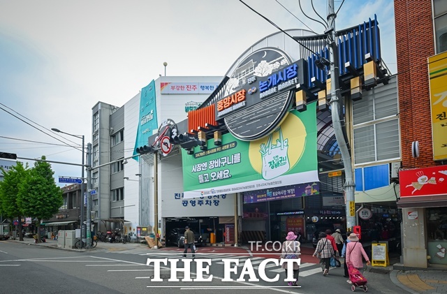 진주중앙시장이 중소벤처기업부가 주관하는 공모 사업 '백년시장 육성 사업'에 선정됐다. /진주시